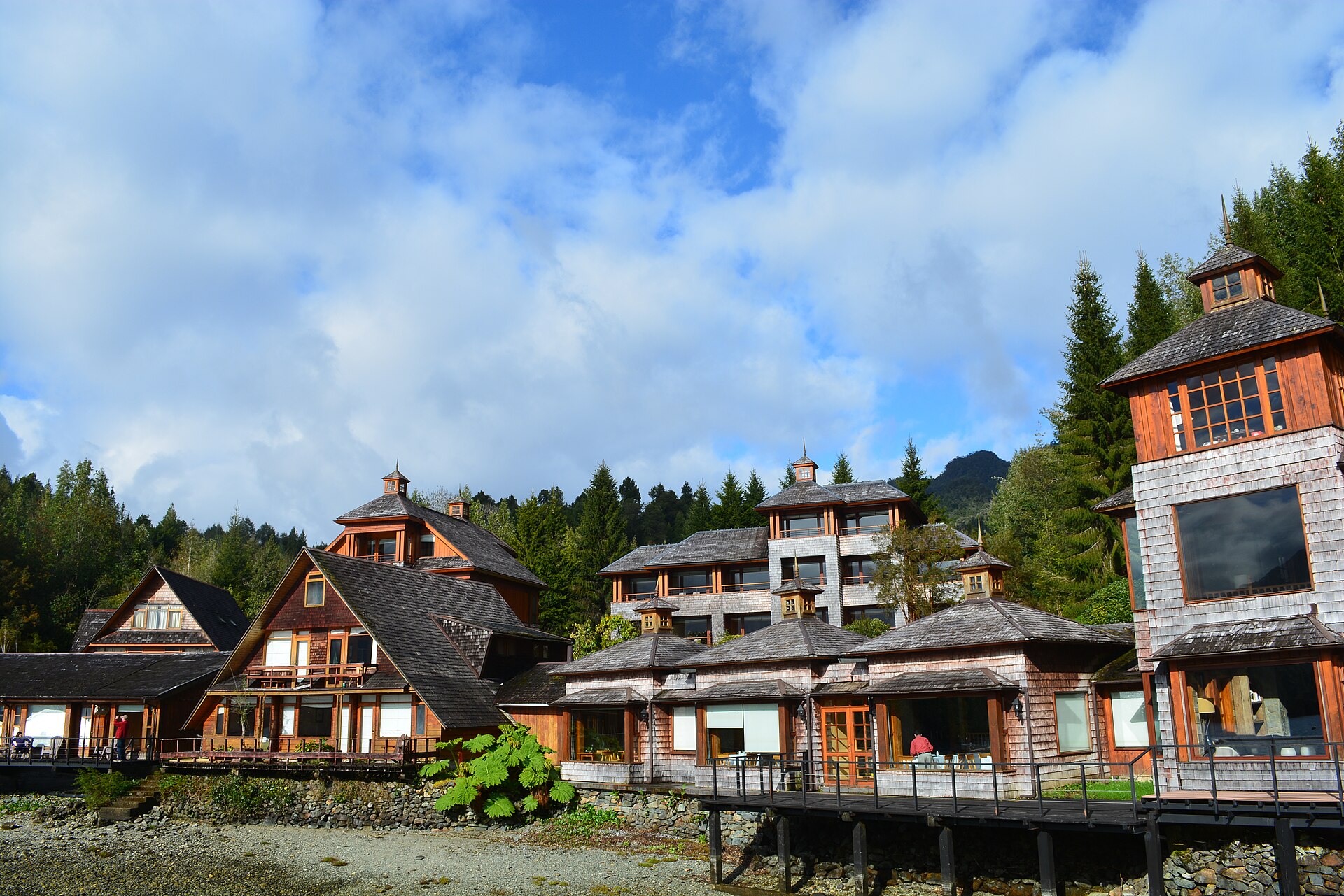 Puyuhuapi Lodge & Spa, Aysén. Foto: Soltarcabos (CC BY-SA 4.0, Wikimedia Commons)