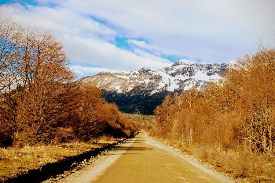 Camino de la Carretera Austral con el Cerro Castillo nevado al fondo, Chile