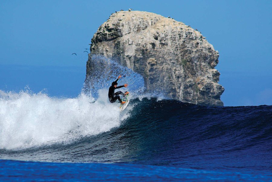 Surfista en una ola de Punta de Lobos, Pichilemu, Chile
